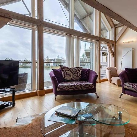 Otters Holt Villa Somerford Keynes ภายนอก รูปภาพ