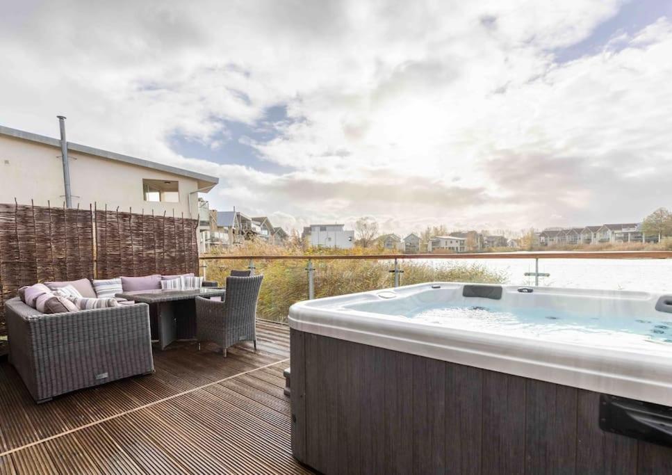 Otters Holt Villa Somerford Keynes ภายนอก รูปภาพ