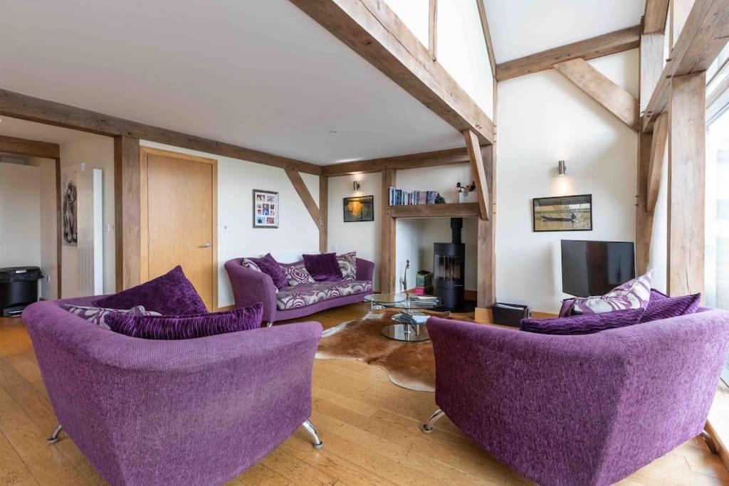 Otters Holt Villa Somerford Keynes ภายนอก รูปภาพ