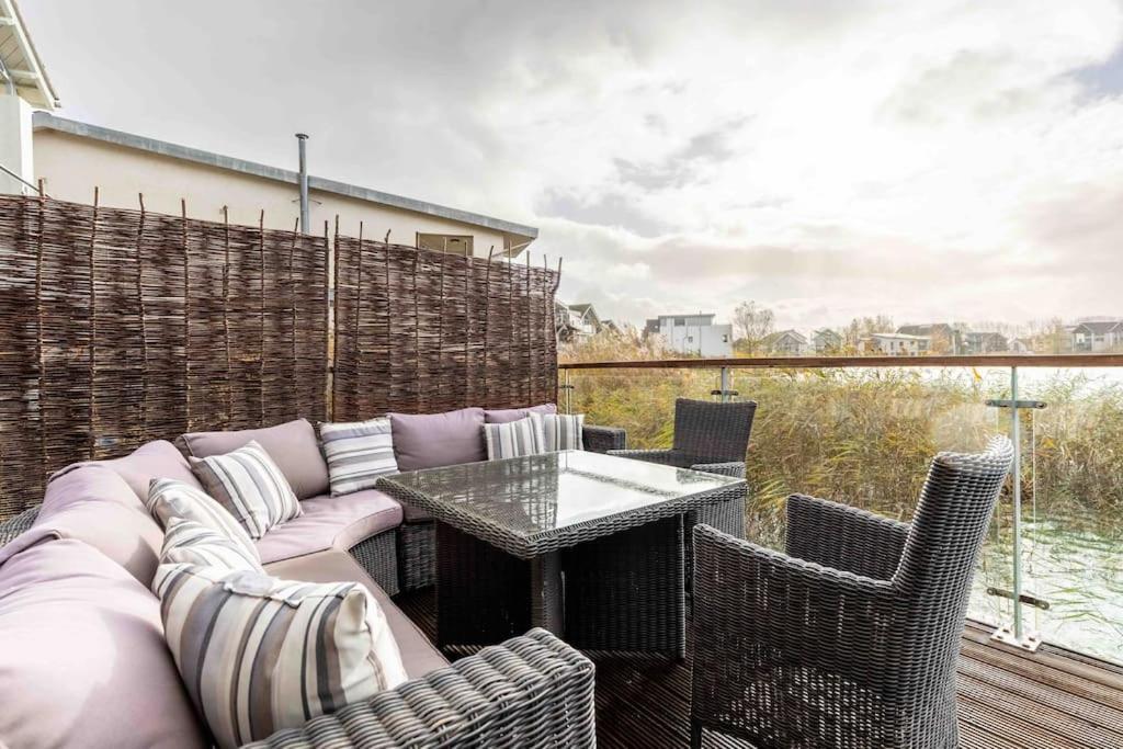 Otters Holt Villa Somerford Keynes ภายนอก รูปภาพ
