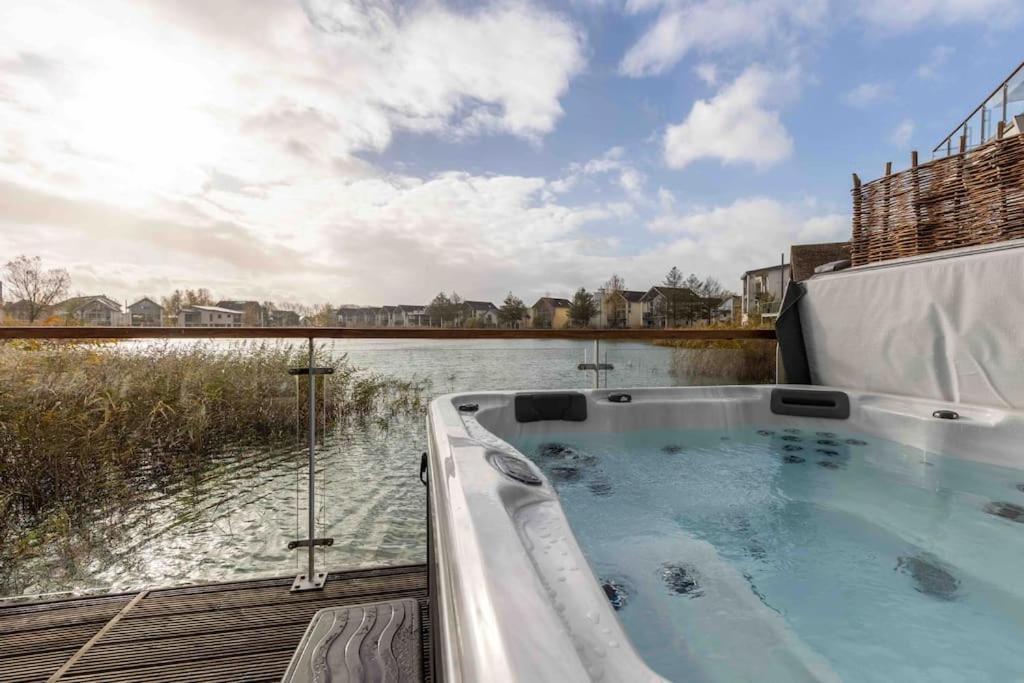 Otters Holt Villa Somerford Keynes ภายนอก รูปภาพ