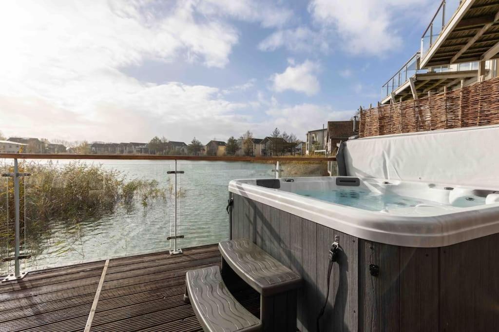 Otters Holt Villa Somerford Keynes ภายนอก รูปภาพ